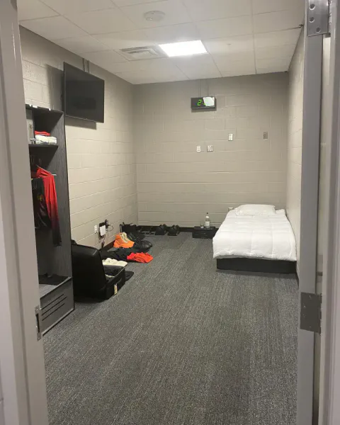 File:Kanye Stadium Room.jpg